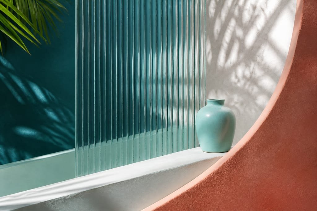 Vetro scanalato, ombre di foglie e ceramica, immagine dimostrativa